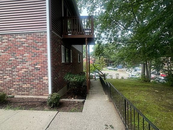 3rd image of 225 Edgemoor Rd APT A