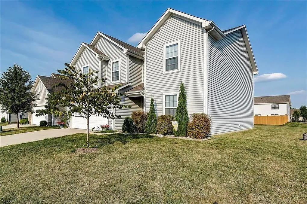 4 bed, 2.5 bath, 2510 sqft, $2,450 — Photo 2