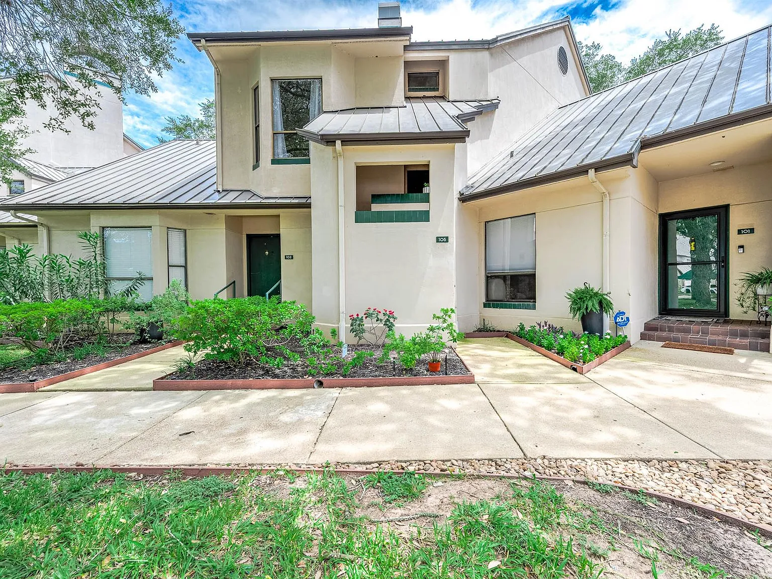 2 bed, 1.0 bath, 1118 sqft, $1,698 — Photo 1