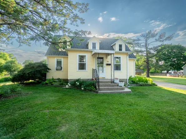 704 S 7th St, Oregon, IL 61061