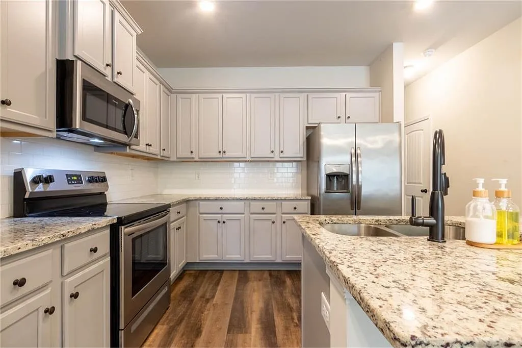 3 bed, 3.0 bath, 1564 sqft, $2,300 — Photo 4