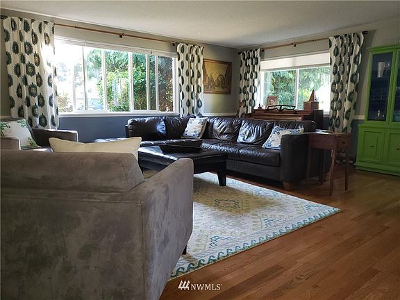 3rd image of 2945 Cloverfield Dr SE
