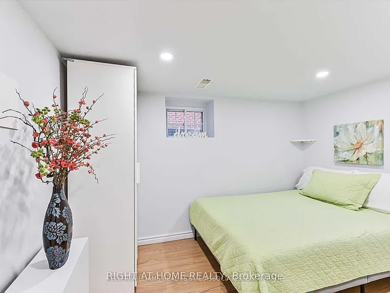 40 Plaxton Dr — Photo 1