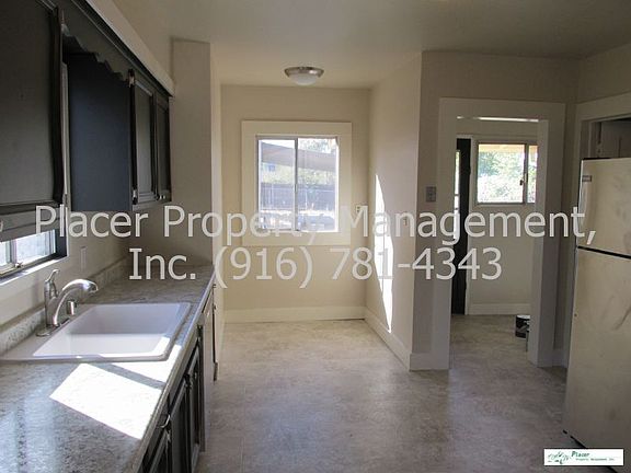 3rd image of 711 Pleasant St