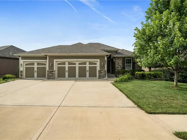 802 E 13th Ter, Kearney, MO 64060