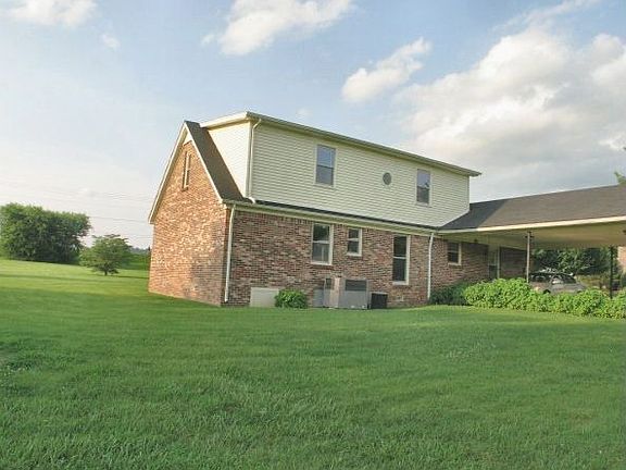 Cape Cod with 4 beds/2.5 baths