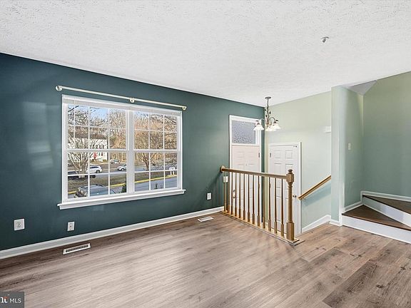 4th image of 587 Hall Ct