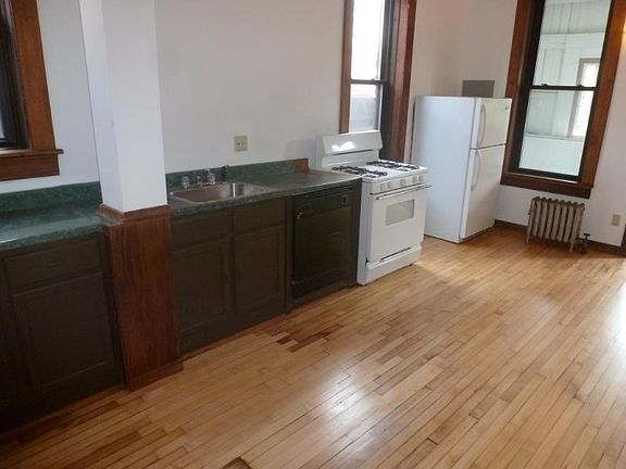 3rd image of 1625 N Oakley Ave #1
