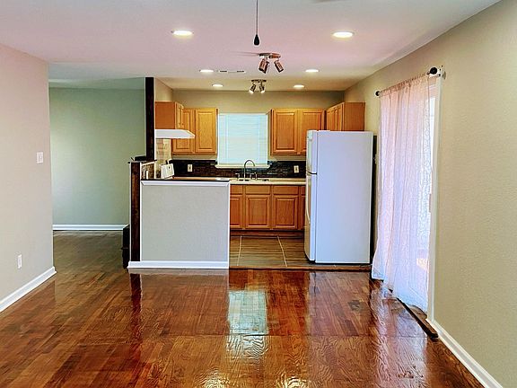 4th image of 2114 Dahlgreen Ave