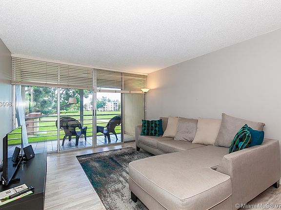 2nd image of 9421 Evergreen Pl APT 202