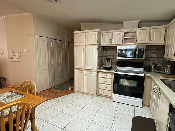 4th image of 775 Hyde Park Cir W