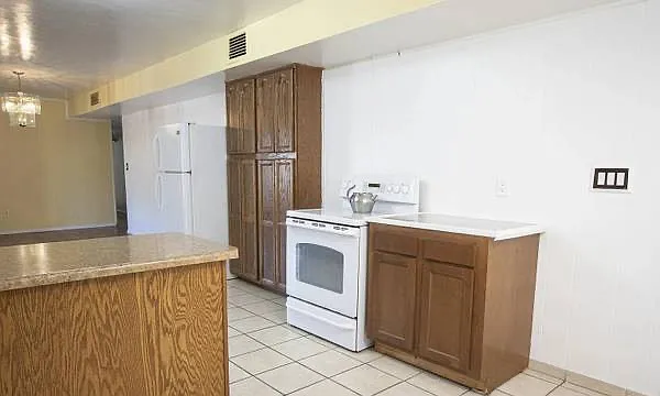 180 E James Dr — Photo 3