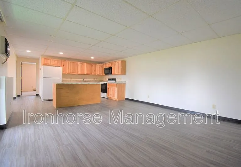 801 W Villard St #30 — Photo 2