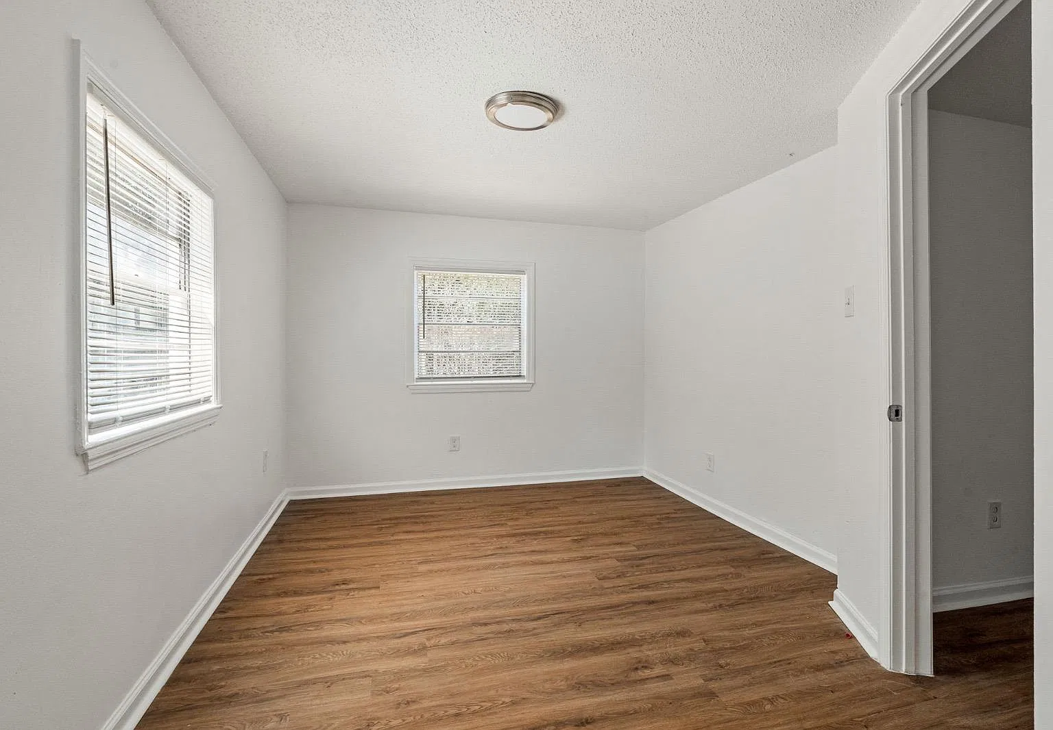 3 bed, 975 sqft, $1,350 — Photo 3
