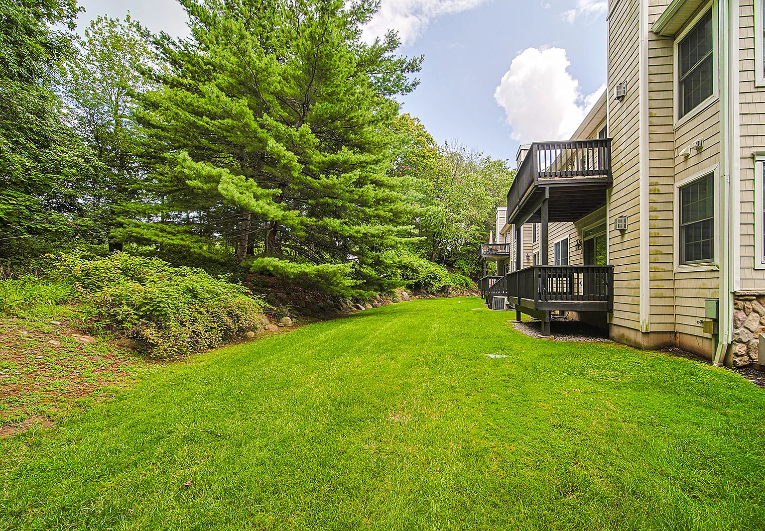 3 bed, 2272 sqft, $5,100 — Photo 4
