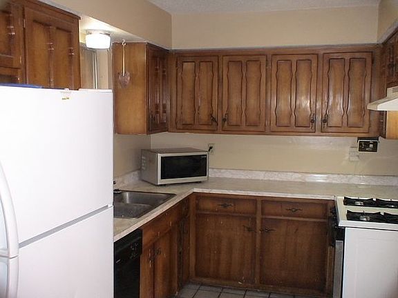 Kitchen w/ Gas Range