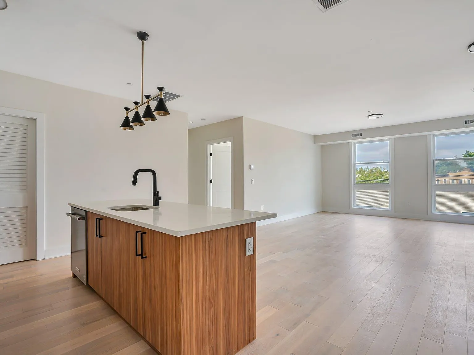 3 bed, 1460 sqft, $4,995 — Photo 3