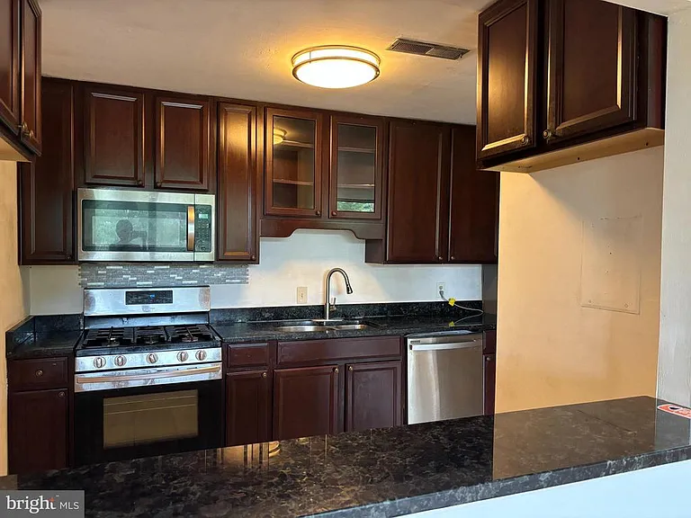 525 N Armistead St #302 — Photo 1