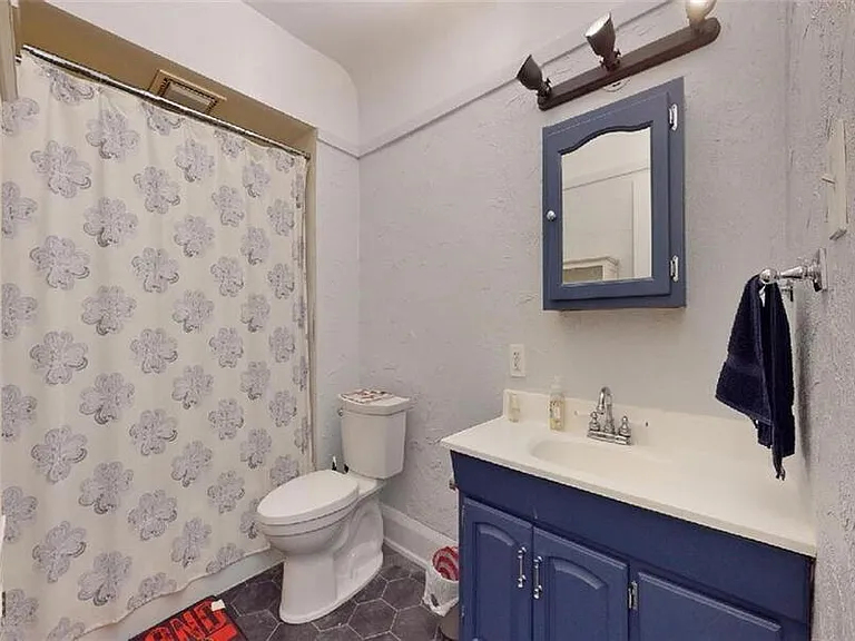 1271 Jackson Ave — Photo 2