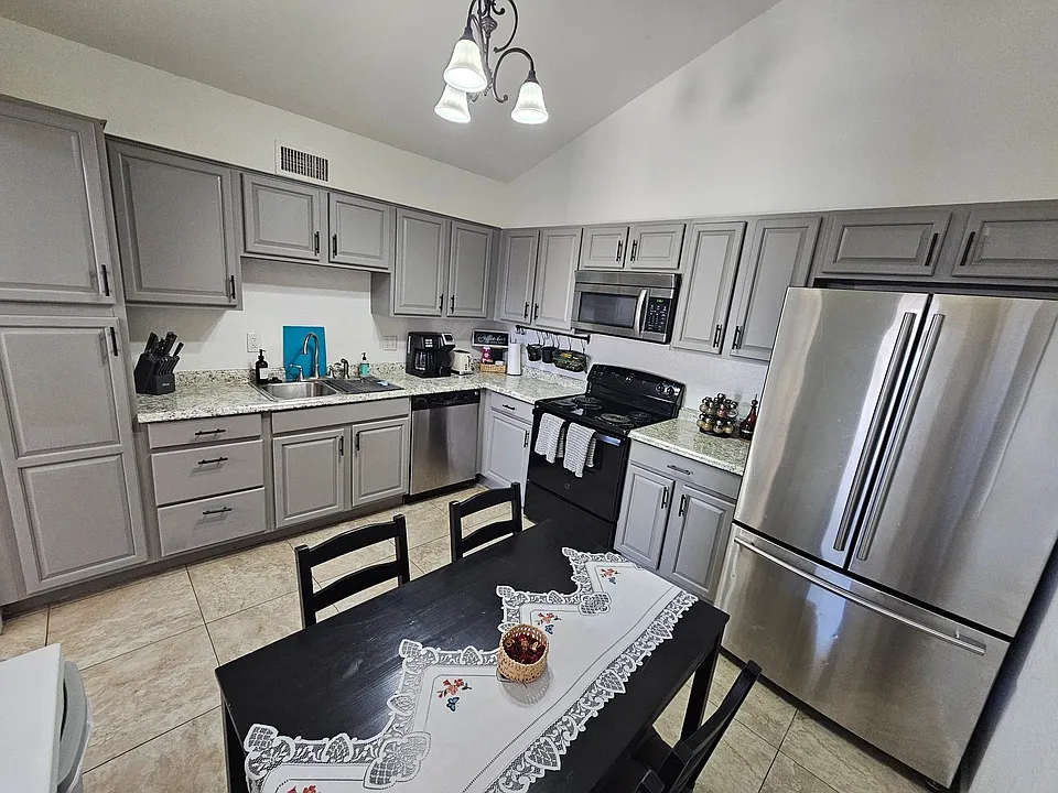 712 N Santa Barbara #1