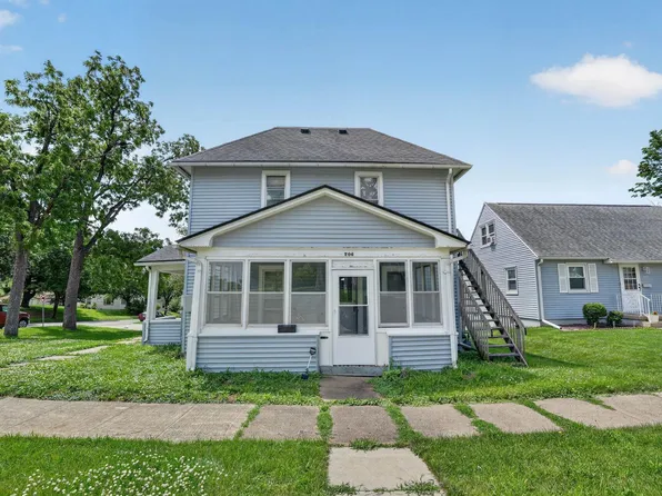 706 W 12th St, Cedar Falls, IA 50613