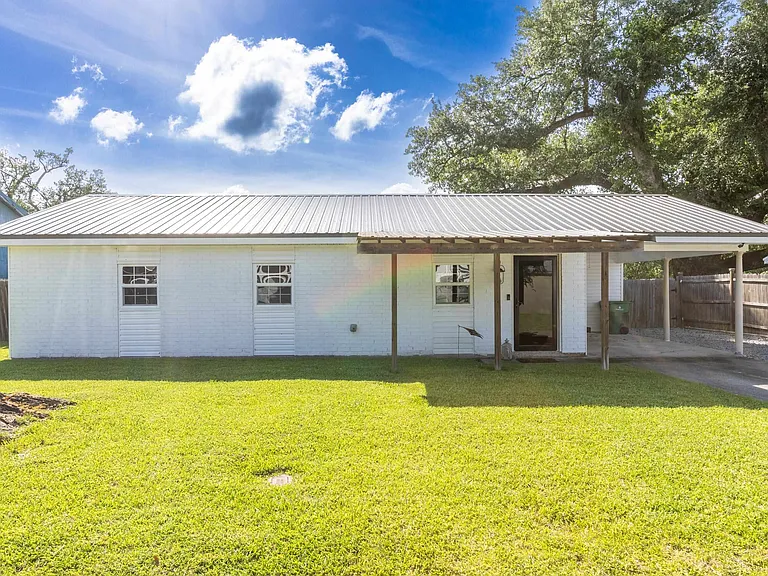 107 Half Oak Dr — Photo 1