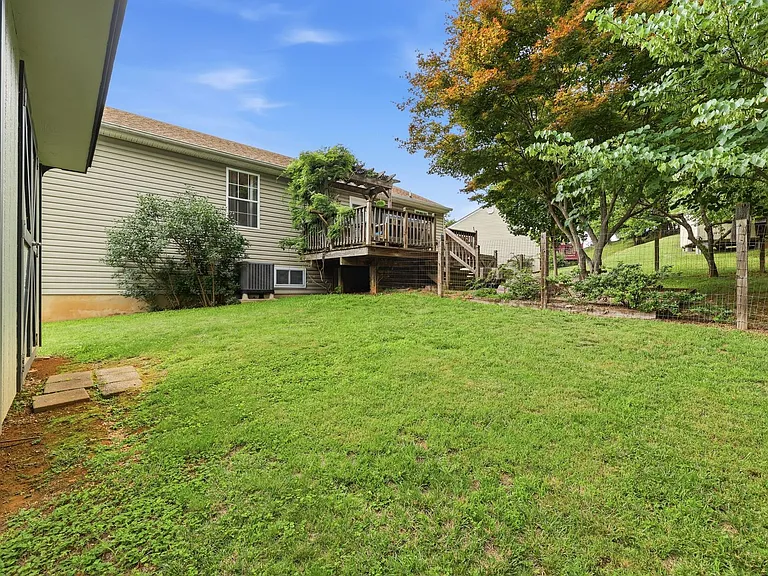 209 Greenwood Rd — Photo 21