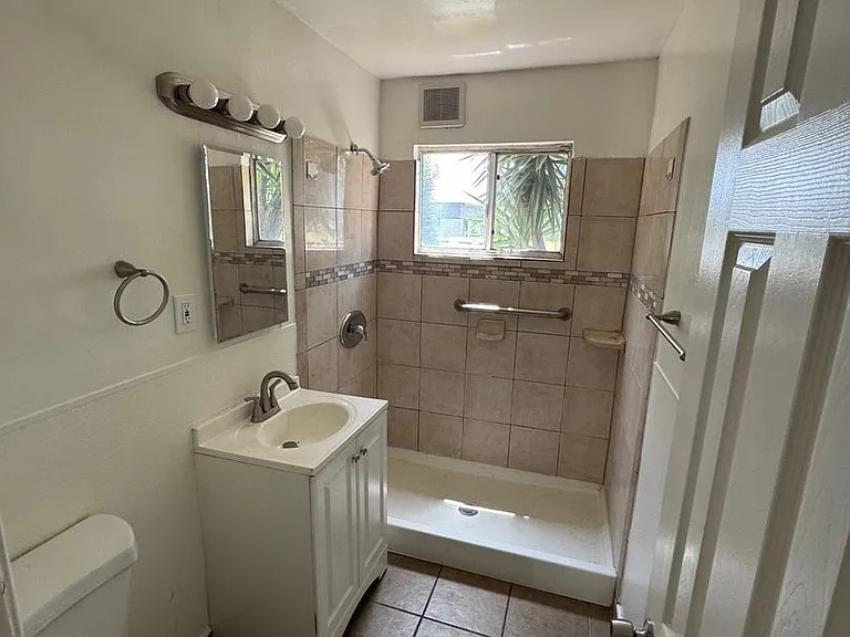 501 E Hurst St — Photo 10