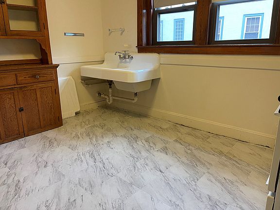 3rd image of 18 W Wyoming Ave APT 9