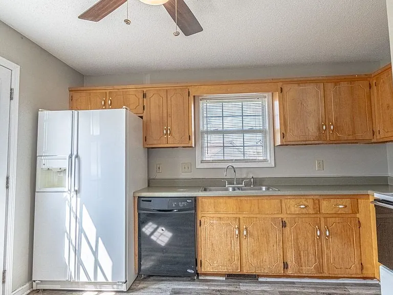 1805 Harbor Dr — Photo 3