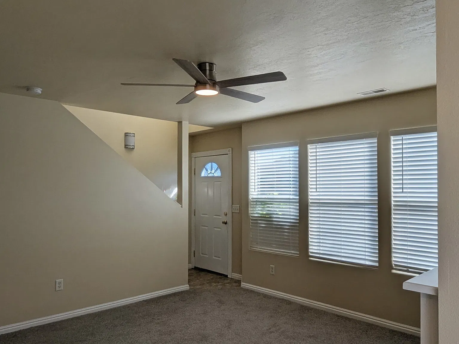 2 bed, 1.5 bath, 940 sqft, $1,289 — Photo 2