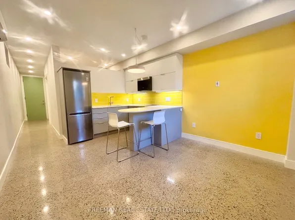 122 Pendrith St, Toronto, ON M6G 1R7