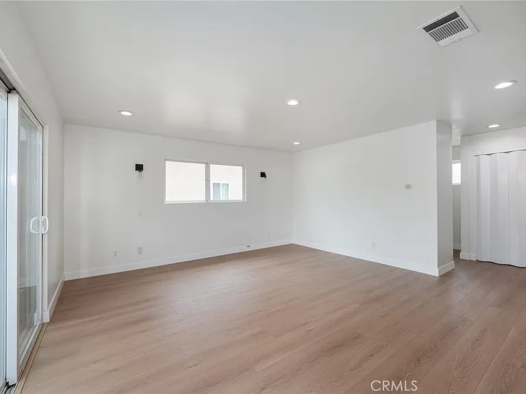15147 Otsego St — Photo 32