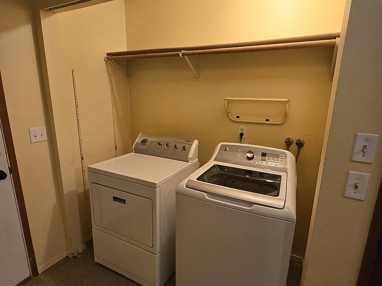 Washer/dryer included