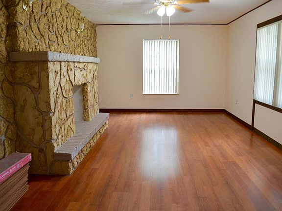 3rd image of 121 E Elm Dr