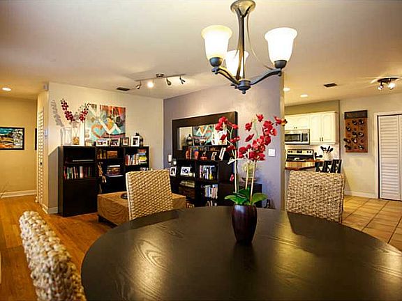 GEM l 3b/2b gorgeous kitchen, pool & detached 2 car garage