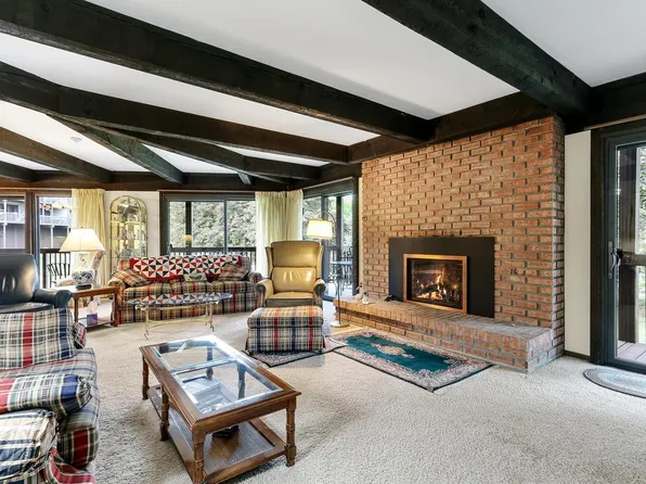 910 Windsor COURT #KK2, Fontana, WI 53125