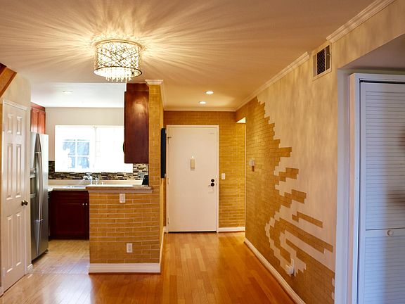 3rd image of 5540 Owensmouth Ave APT 305