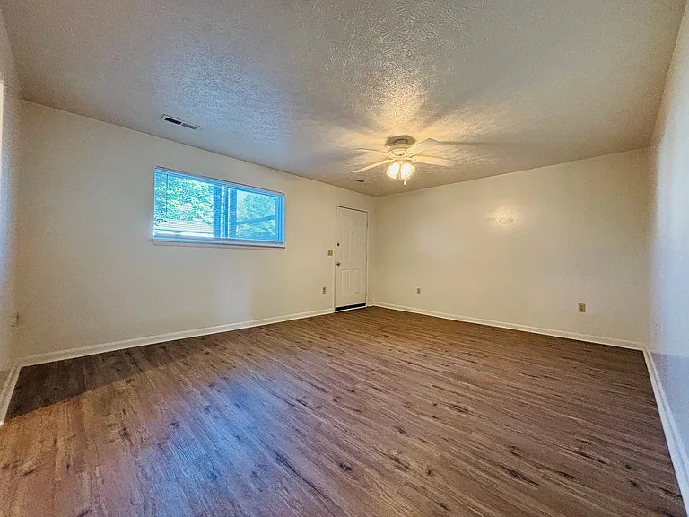 3 Bedroom, 2 Bath Apartment — Photo 11