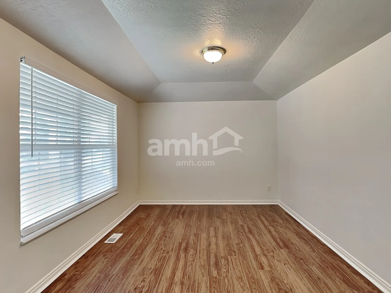 6 bed, 3.0 bath, 2494 sqft, $2,660 — Photo 4