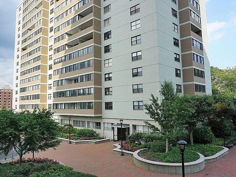 Photo 1 of 32 - 6 Whittier Pl #9E - Boston, MA Primary Photo - 6 Whittier Pl #9E