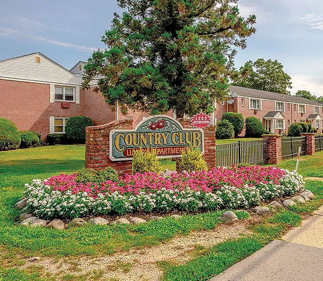 Country Club Apartments — Photo 14