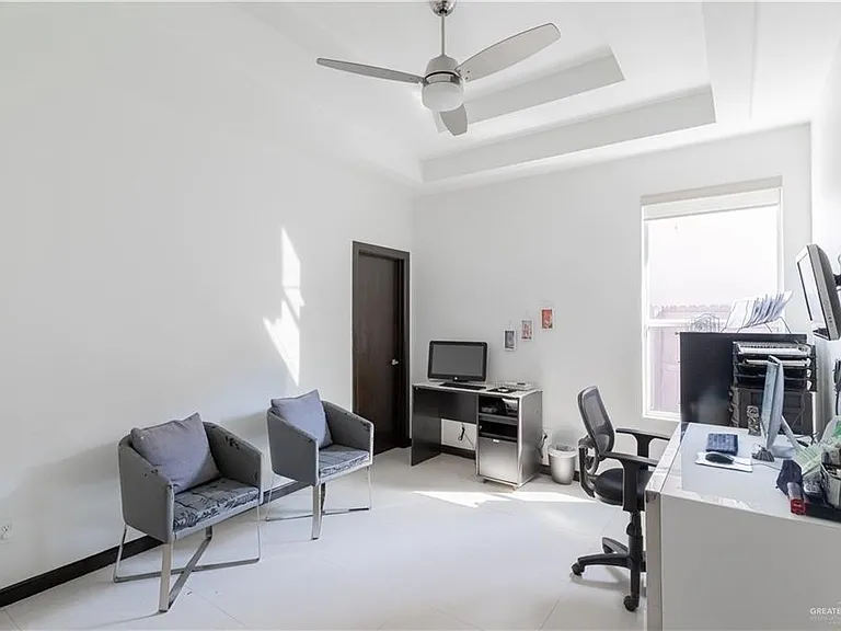 2707 El Jardin — Photo 15