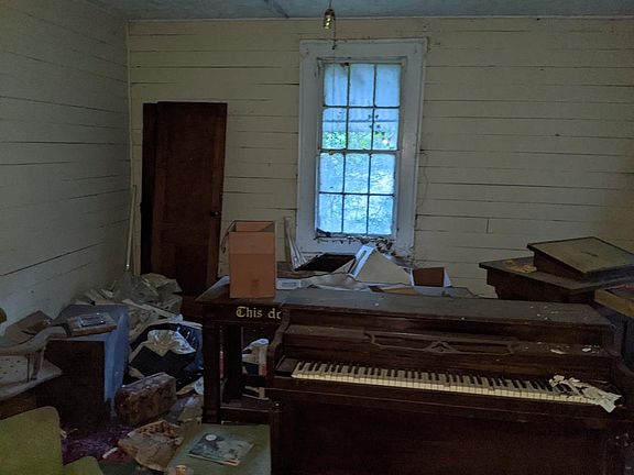 2nd image of 323 SE Gilwood St