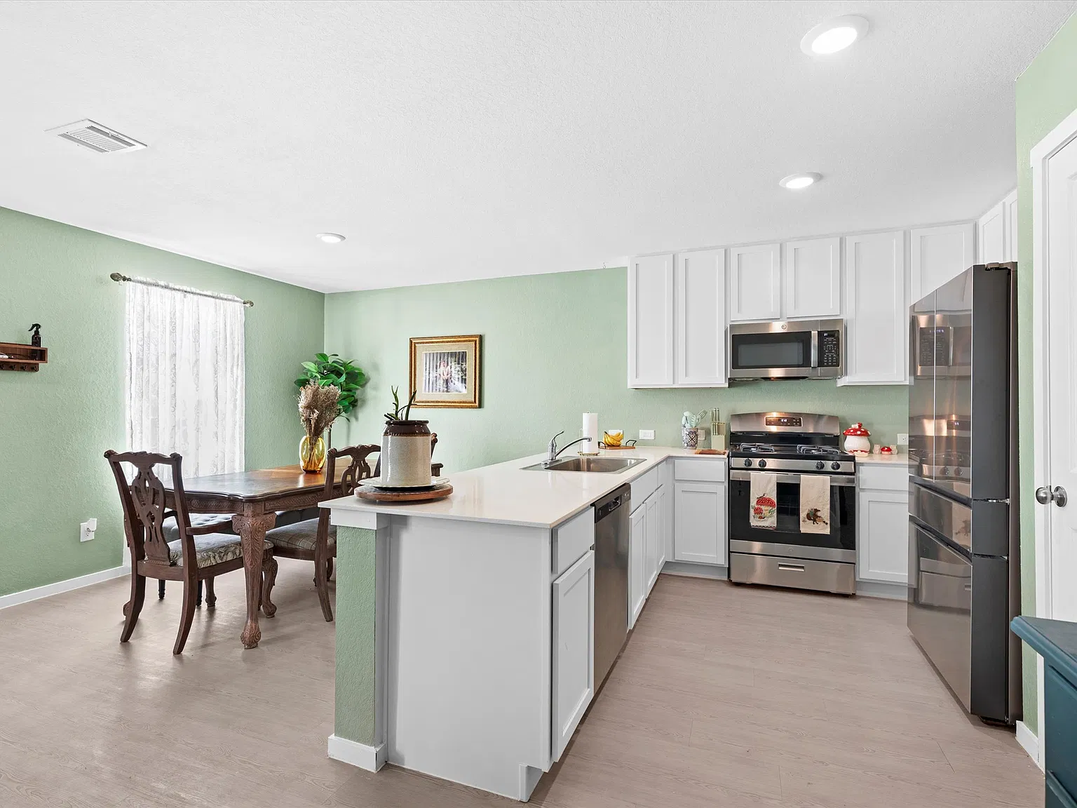 Spacious 4-Bed Home with Fenced Yard in New Braunfels Modern Comforts & Community Perks — Photo 4