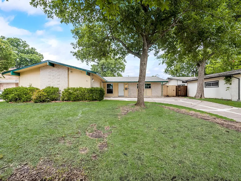 2402 Scotswood Dr — Photo 1