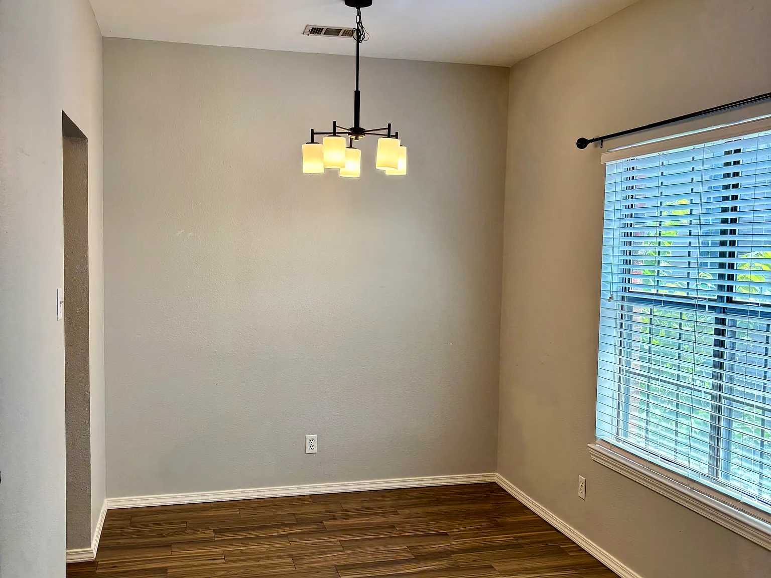 2 bed, 1000 sqft, $1,800 — Photo 3