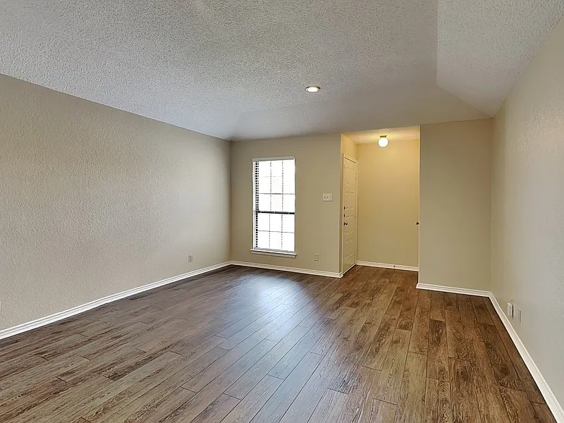 2 bed, 1.5 bath, 1012 sqft, $1,475 — Photo 3
