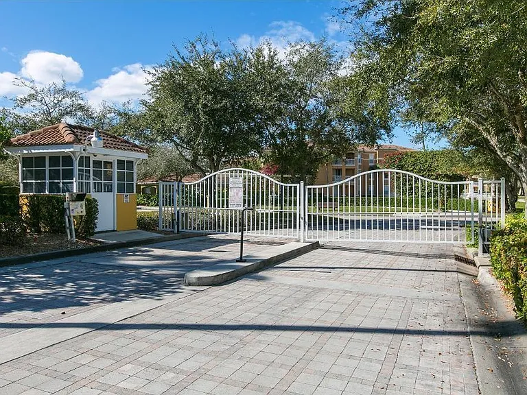 5050 Fairways Cir #E202 — Photo 2