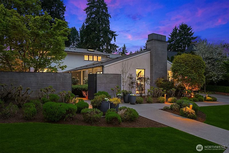 3rd image of 2017 Parkside Drive E